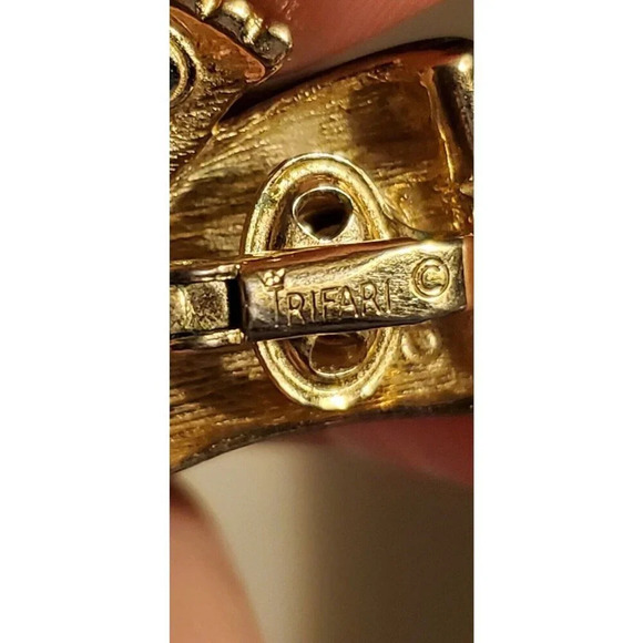 Vintage Crown Trifari Textured Gold Tone Folded Clip on Huggies Earrings Signed - Picture 13 of 13